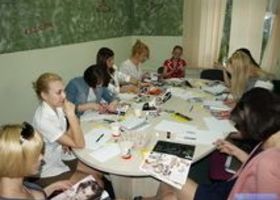 Письменный экзамен у выпускников-стилистов курса стиля 'Базовый'