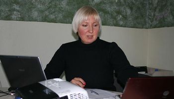 Мастер-класс у студентов Мастерской дизайна одежды по работе на backstage
